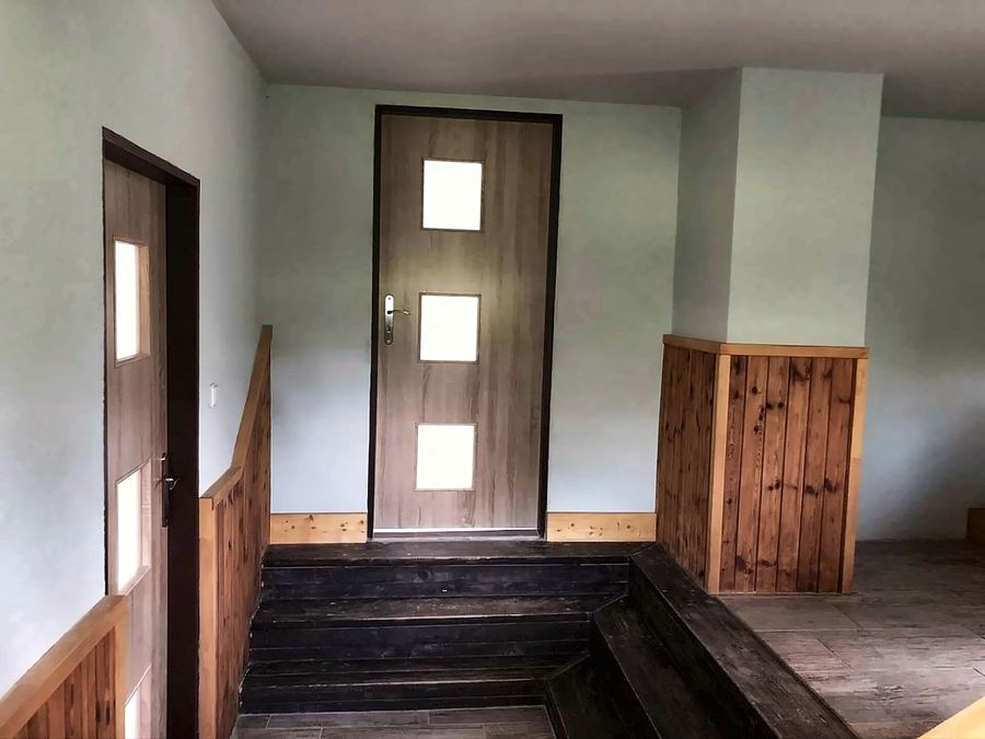 Chodba s dřevěným obložením a dveřmi do pokojů