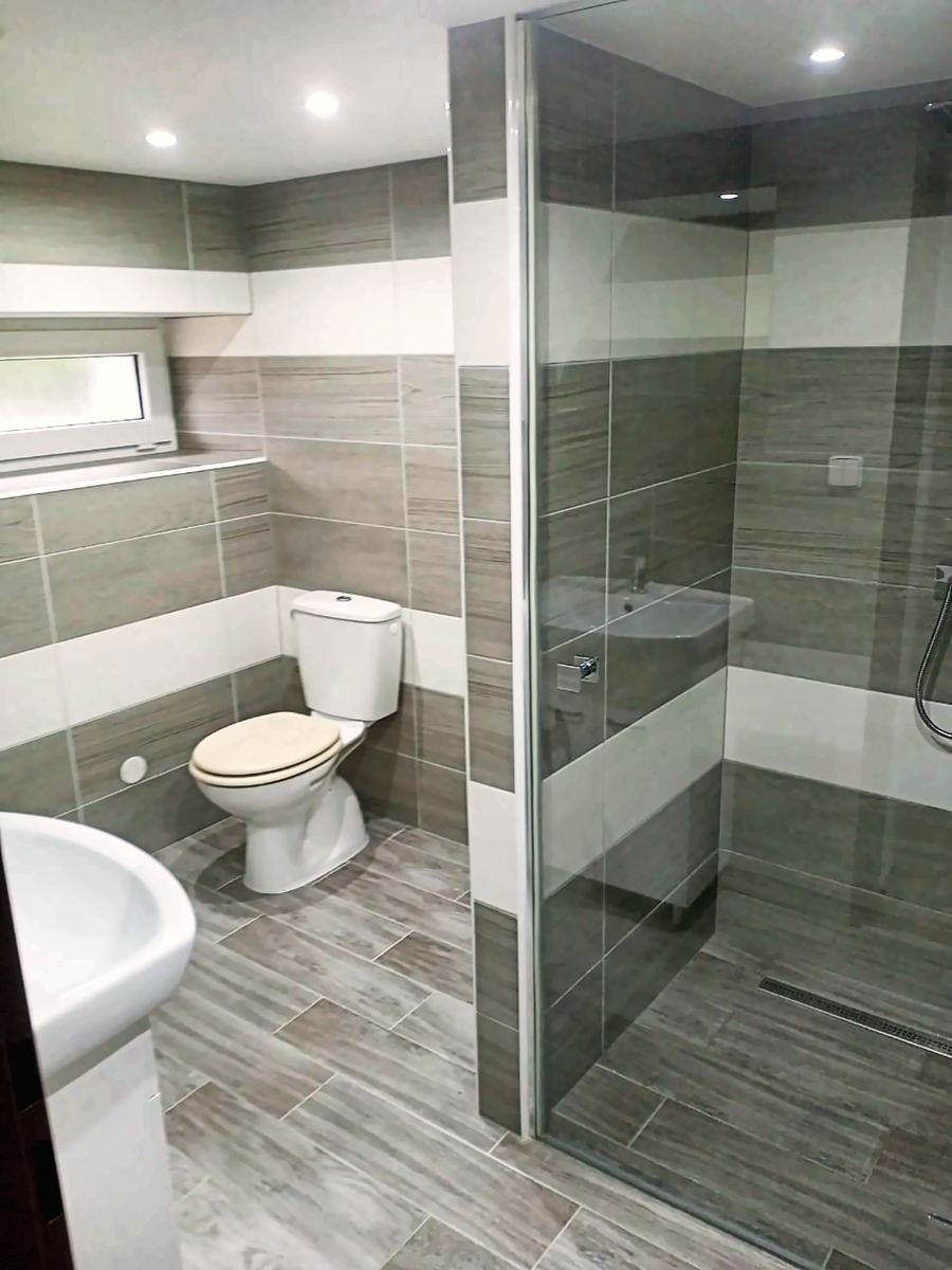 Koupelna se sprchovým koutem, WC a umyvadlem